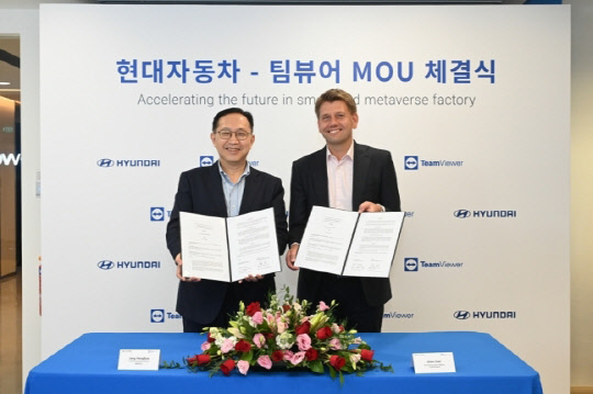 올리버 스테일 팀뷰어 최고경영자(CEO·오른쪽)와 정홍범 현대자동차그룹 싱가포르 글로벌 혁신센터(HMGICS) 법인장이 30일 파트너십 체결 후 기념사진을 촬영하고 있다. <팀뷰어 제공>